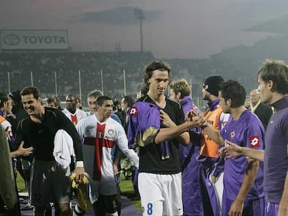 Los jugadores del Fiorentina saludan a los del Inter tras ser derrotados por ellos.