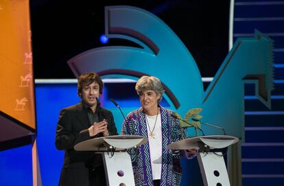 Alejandra Fierro, más conocida como Gladys Palmera, recoge junto a Alex García, el premio a mejor plataforma radiofónica.