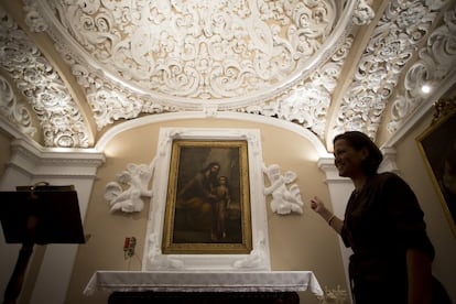 Las yeserías del oratorio son obra de los hermanos Borja y recuerdan a las de la Iglesia de Santa María la Blanca, considerada un referente del barroco sevillano.