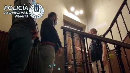 La policía municipal de Madrid interviene en una fiesta clandestina en la calle Coloreros, con 80 personas, este fin de semana.