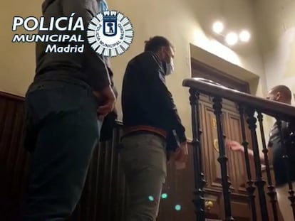 La Policía Municipal de Madrid interviene en una fiesta clandestina con 80 personas, en la calle Coloreros este fin de semana.