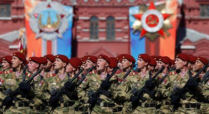Militares participan en el desfile del Día de la Victoria, en Moscú.