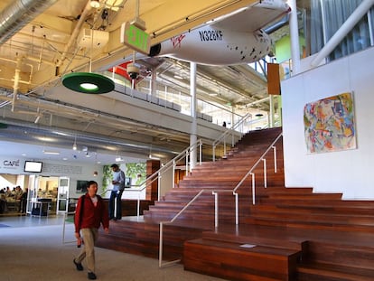 El vestíbulo del edificio principal de la ciudad construida por Google en San Francisco.