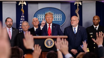 Donald Trump, en el centro, junto a Robert Redfield (a su izquierda), en una rueda de prensa la semana pasada.