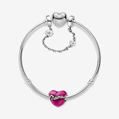 Si eres de las que prefiere hacer regalos con un significado especial y para llevar todos los días, Pandora tiene lo que buscas. Su colección especial para el Día de la Madre está llena de piezas para ella.

Conjunto de pulsera y charm de corazón 137€