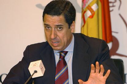 El portavoz parlamentario del PP, Eduardo Zaplana, en conferencia de prensa en el Congreso.