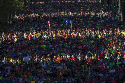 Vista general de los participantes em la 39 edición de la maratón de Madrid a su paso por el Paseo de la Castellana en una mañana luminosa