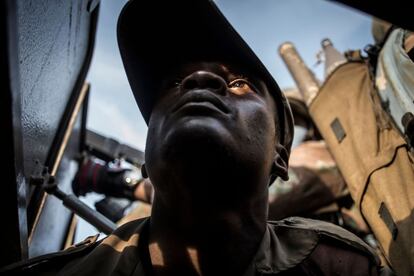 Un soldado de las Fuerzas Armadas de la República Democrática del Congo (FARDC) patrulla con su vehículo para detener los ataques de los rebeldes de las Fuerzas Democráticas Aliadas (ADF) en Oicha, el 6 de octubre de 2018.