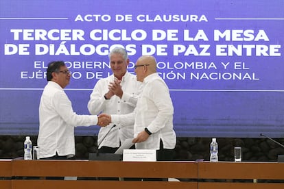 El presidente de Colombia, Gustavo Petro, estrecha la mano con el líder guerrillero Antonio García en presencia del presidente de Cuba, Miguel Diaz-Canel.