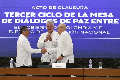 El presidente de Colombia, Gustavo Petro, estrecha la mano con el líder guerrillero Antonio García en presencia del presidente de Cuba, Miguel Diaz-Canel.