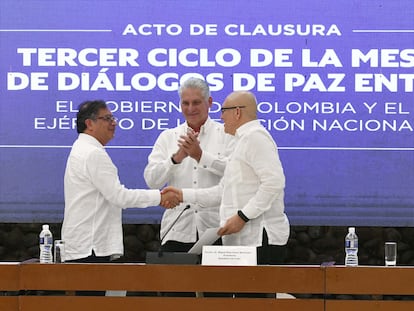El presidente de Colombia, Gustavo Petro, estrecha la mano con el líder guerrillero Antonio García en presencia del presidente de Cuba, Miguel Diaz-Canel.