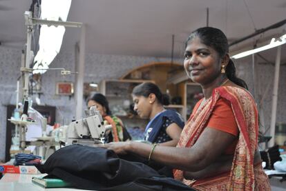 A nivel mundial, de media las mujeres ganan un 23% menos que los hombres por su trabajo. En el mundo, ellas siguen teniendo menos posibilidades de acceder a un trabajo remunerado. Por cada diez hombres que trabajan, solo seis mujeres están empleadas. En Asia, ellas tienen un 70% menos de probabilidades que los varones de incorporarse a la fuerza laboral. <p>Unirse a empresas de comercio justo es una salida para ellas. Es el caso de Beula Jose. Ella es trabajadora de Creative Handicrafts. Dice: “Llegó un momento en el que tenía poco dinero, incluso para cubrir necesidades básicas como comida, ropa y vivienda. En Creative Handicrafts comencé a tener unos ingresos justos y pude cumplir mi sueño de dar una educación a mis hijos. Uno pudo graduarse en Ingeniería en la Universidad de Bombay y ahora trabaja para una compañía de desarrollo de 'software' informático. Pude cubrir el coste de la educación superior con ayuda de un programa de promoción a la educación de la empresa. Está muy agradecido por esta oportunidad y sabe que sin mi esfuerzo no hubiera sido posible su progreso”.</p>