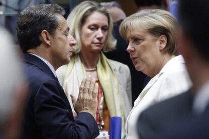 Nicolas Sarkozy conversa con la canciller alemana, Angela Merkel, en la cumbre de la UE celebrada en junio.