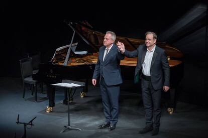 Christoph Prgardien y Julius Drake saludan al pblico al final de la primera parte de su recital.