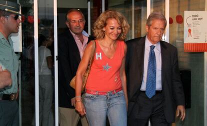 13 de septiembre de2006.<br>La ex edil de Marbella, Isabel García Marcos, acompañada por su abogado, Javier Gómez de Liaño, sale dela prisión de Alahurín de la Torre, en libertad bajo fianza de 60.000 euros.