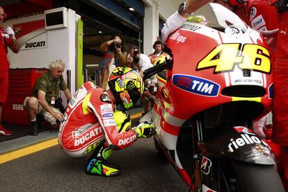 Valentino Rossi controla su moto durante los entrenamientos de la primera jornada.