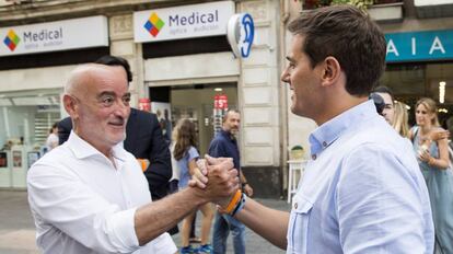El candidato de Ciudadanos a lehendakari, Nicolás de Miguel (izquierda), junto a Albert Rivera.