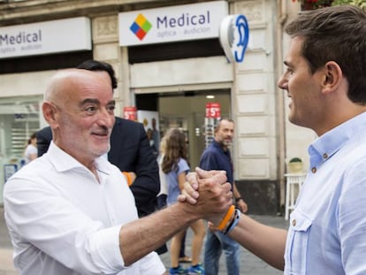 El candidato de Ciudadanos a lehendakari, Nicol&aacute;s de Miguel (izquierda), junto a Albert Rivera.