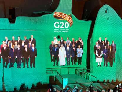 Foto de familia de la reunión virtual del G20, proyectada este sábado sobre la fachada del palacio Salwa en Diriyah.