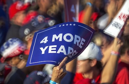 Simpatizantes del presidente estadounidense sostienen un cartel con un mensaje que dice: "Cuatro años más".