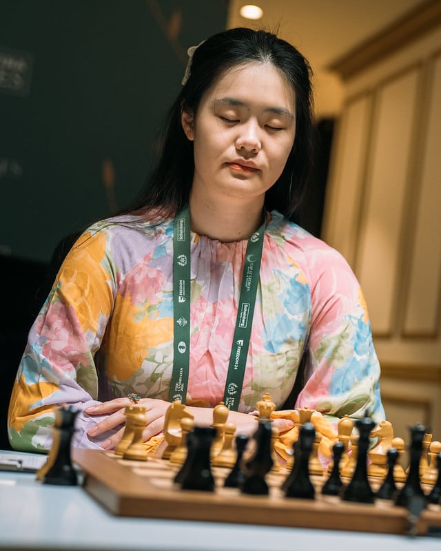 Jiner Zhu durante la partida que ganó este viernes a la india Vaishali en el Torneo de Candidatas
