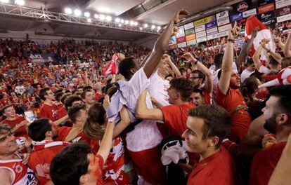 La afición de Manresa celebra el título con sus jugadores.