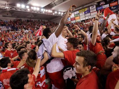 L'afició del Manresa celebra el títol amb els seus jugadors.