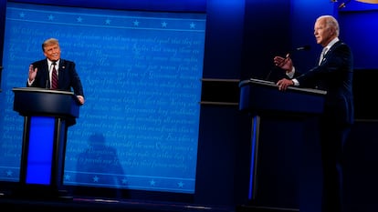 El expresidente de EE UU, Donald Trump (a la izquierda), y el presidente Joe Biden. en una imagen de su primer debate electoral en las presidenciales de 2020 en Cleveland (Ohio).