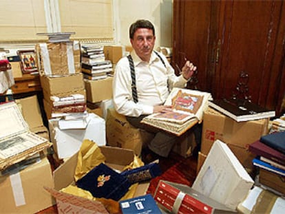 Francisco Vázquez, el pasado martes, entre algunos de sus libros antiguos adquiridos últimamente.