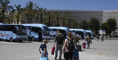 Viajeros procedentes de Alemania suben a los autobuses que les llevarán a su alojamiento tras su llegada al Aeropuerto de Palma de Mallorca.