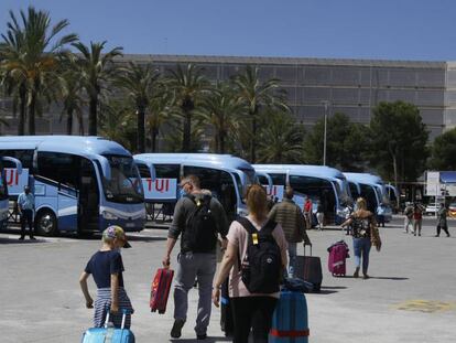 Viajeros procedentes de Alemania suben a los autobuses que les llevarán a su alojamiento tras su llegada al Aeropuerto de Palma de Mallorca.