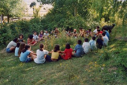 Una actividad del campamento medioambiental de Greenpeace en Olea (Cantabria) en 2004.