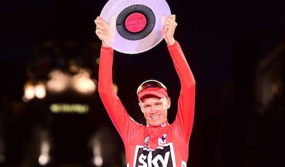 Chris Froome alza el trofeo de La Vuelta 2017.