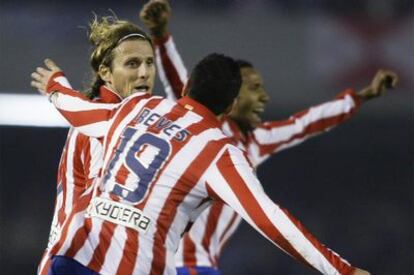 Forlán celebra su gol junto a Reyes y Assunçao.