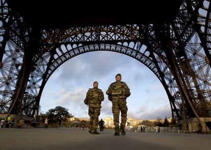 Soldados franceses patrullan en torno a la torre Eiffel, que permanece cerrada en el primero de los tres días de luto oficial.