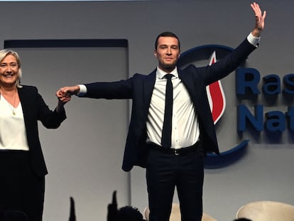 Jordan Bardella, junto a Marine Le Pen, en el congreso del Reagrupamiento Nacional en el que ha sido elegido presidente del partido este sábado.