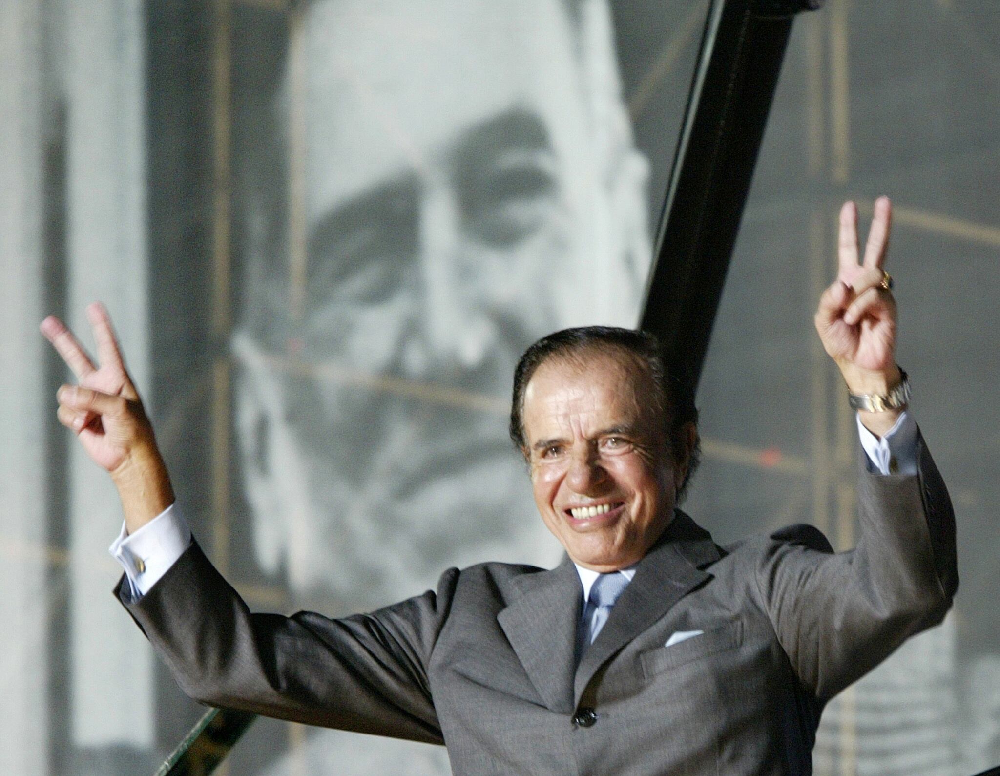 Carlos Menem saluda durante el cierre de su campaña por la presidencia en 2003, en Buenos Aires. 