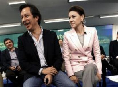 La secretaria general del PP, María Dolores de Cospedal y el vicesecretario de Organización, Carlos Floriano, durante la inauguración del primero de los debates que el partido celebra en Madrid los fines de semana bajo el título "Juntos salimos".