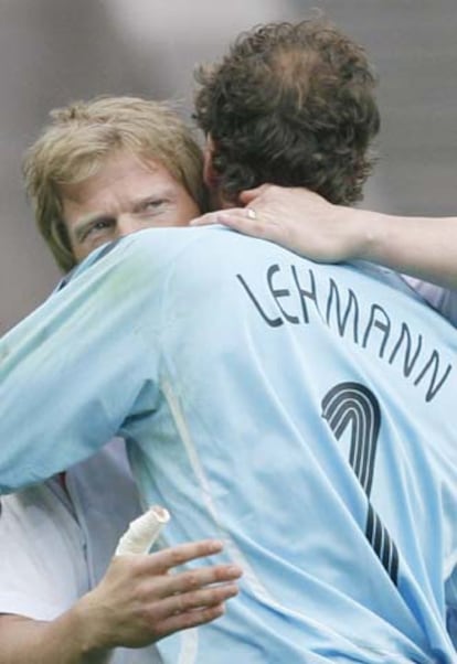 Oliver Kahn abraza a su compañero Jens Lehmann antes de iniciarse la tanda de penaltis.