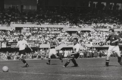 Josef Hugi anota un gol ante Austria en el Mundial de 1954.