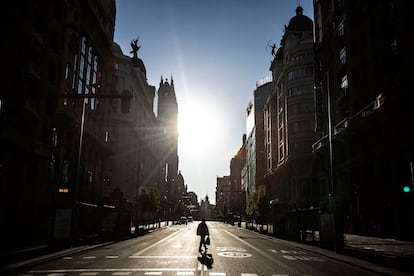 Una persona cruza la Gran Vía de Madrid, durante el confinamiento por el coronavirus, el 5 de abril de 2020.