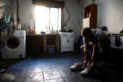 Un hombre de 67 años se prepara para ir a uno de sus tres trabajos, el pasado abril en Buenos Aires.