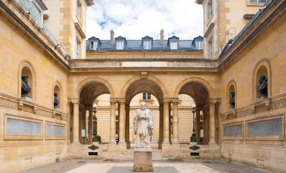 Patio del Coll&egrave;ge de France en Par&iacute;s. 