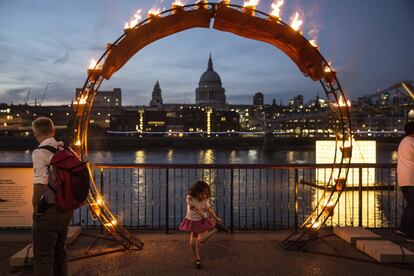 Una ni?a baila junto a la instalacin artstica 'Fire Garden' junto a la catedral de St Paul en Londres (Reino Unido).