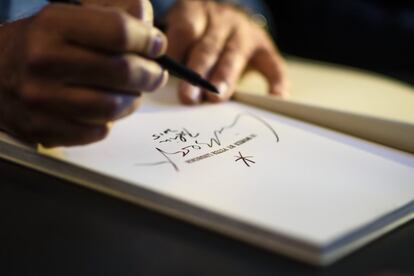 Detalle de Peter Lindbergh firmando uno de sus libros 'Images of Women II' en la galería C/O de Berlín, el 4 de marzo de 2015.