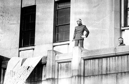 Yukio Mishima se dirige a las tropas, el 25 de noviembre de 1970, pocos minutos antes de suicidarse.
