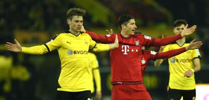 Piszczek y Lewandowski, durante el partido.