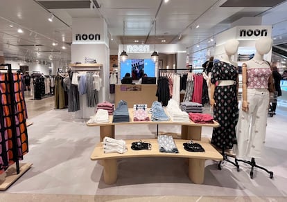 Corner de Noon en un centro comercial.