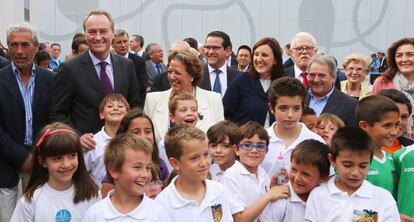 Alberto Fabra y Rita Barber&aacute; junto a otros cargos p&uacute;blicos del PP en la inauguraci&oacute;n del polideportivo municipal de Malilla. 