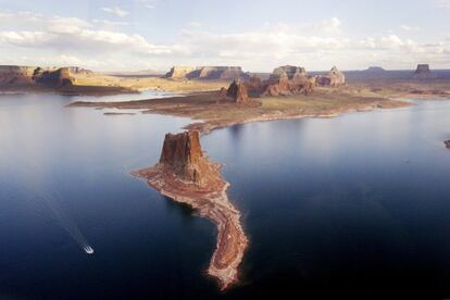El lago Powell tiene una longitud de 300 kilómetros y está situado entre los Estados de Arizona y Utah. Se trata de una zona muy frecuentada.